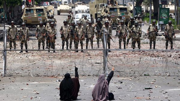 Zwolenniczki Bractwa Muzułmańskiego naprzeciw egipskich żołnierzy; lipiec 2013 r.