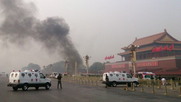 Dym unoszący się z rozbitego samochodu na Tiananmen