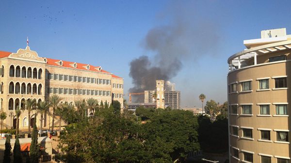 Dym unosi się na miejscu eksplozji