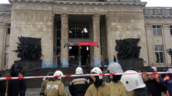 Rosyjscy strażacy i służby bezpieczeństwa na miejscu ataku