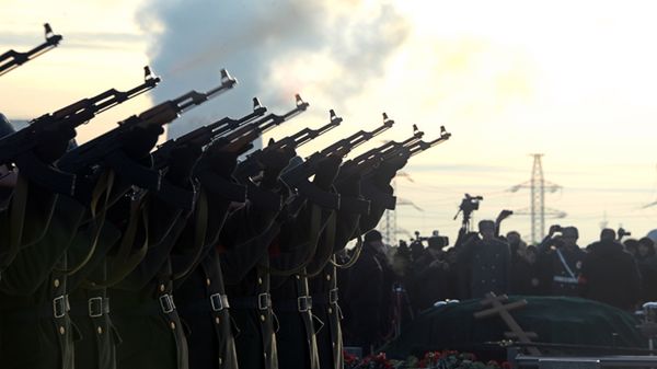 Gwardia honorowa oddaje salwę podczas uroczystości pogrzebowych Michaiła Kałasznikowa