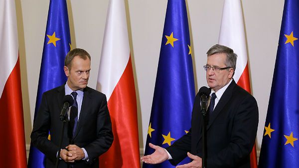 Warszawa, 02.12.2013. Premier Donald Tusk i prezydent Bronisław Komorowski, podczas konferencji prasowej po posiedzeniu Rady Bezpieczeństwa Narodowego
