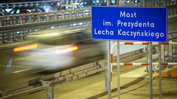 Tablica informująca, że partonem mostu w Bydgoszczy jest zmarły prezydent Lech Kaczyński