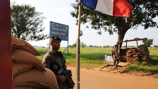 Francuscy żołnierze pilnują lotniska w Bangi