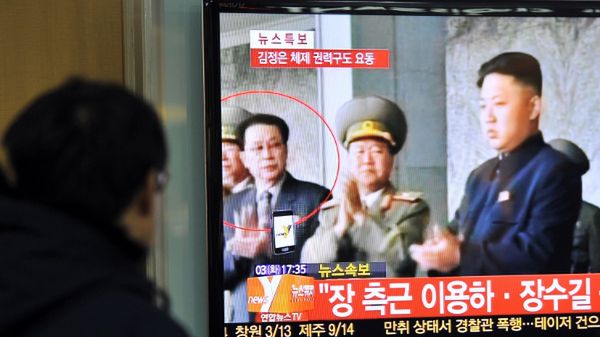 Tajemniczy zbieg miał być pracownikem Dzang Song Thaeka (na zdjęciu w czerwonym okręgu), wuja przywódcy reżimu, który sam został dosunięty od władzy