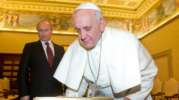 Papież Franciszek całuje prezent od Władimira Putina