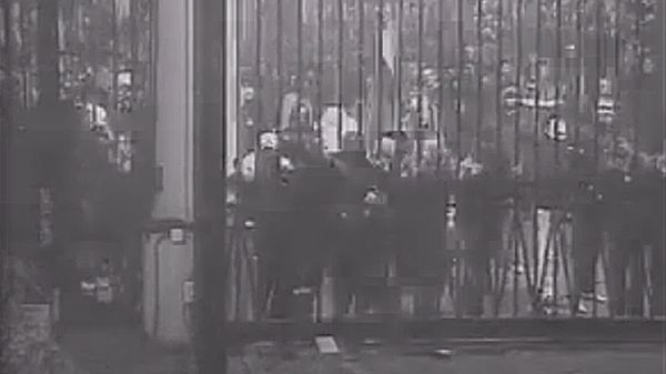 Kadr z nagrania z monitoringu przed ambasadą Rosji