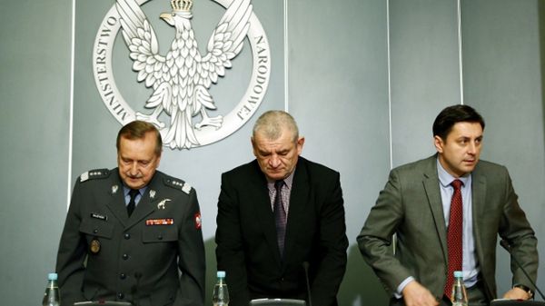 Dowódca Sił Powietrznych, gen. broni pil. Lech Majewski, radca generalny gen. bryg. (rez.) Stanisław Butlak i rzecznik prasowy MON ppłk Jacek Sońta