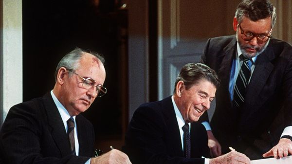 1987 rok, Michaił Gorbaczow i Ronald Reagan podpisują traktat o zakazie pocisków rakietowych średniego zasięgu