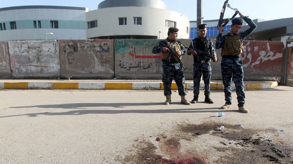 Iracka policja przy budynku rządowym, który został zaatakowany przez uzbrojonych napastników; Bagdad, 30 stycznia