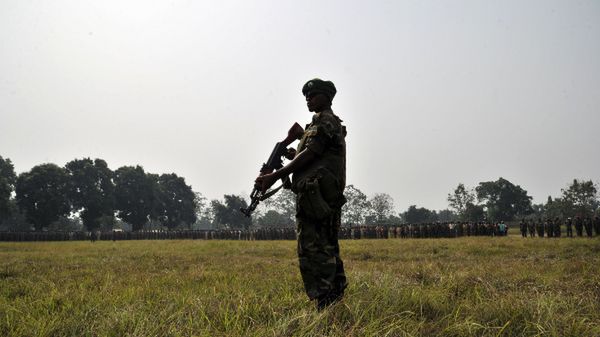 Wojskowy MISCA, sił pokojowych; w tle żołnierze środkowoafrykańscy słuchają przemówienia prezydent kraju, Bangi