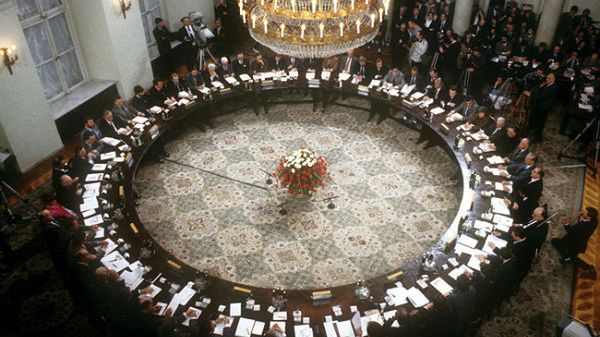 Obrady Okrągłego Stołu w siedzibie Urzędu Rady Ministrów PRL w Pałacu Namiestnikowskim (fot. arch z kwietnia 1989 r.)