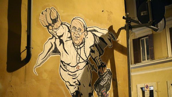 Mural przedstawiający papieża jako supermana