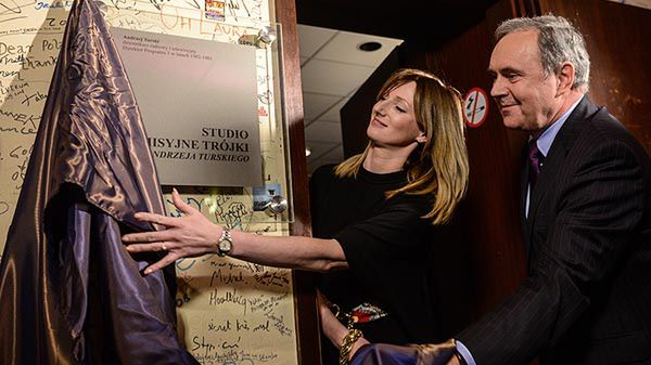 Córka Andrzeja Turskiego Urszula Chincz i prezes Polskiego Radia Andrzej Siezieniewski odsłaniają pamiątkową tablicę