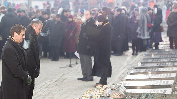 Przedstawiciele Knesetu: lider opozycyjnej Partii Pracy Isaac Herzog i przewodniczący koalicji Jariw Lewin składają znicze przed Międzynarodowym Pomnikiem Ofiar Faszyzmu w b. obozie Auschwitz - II Birkenau