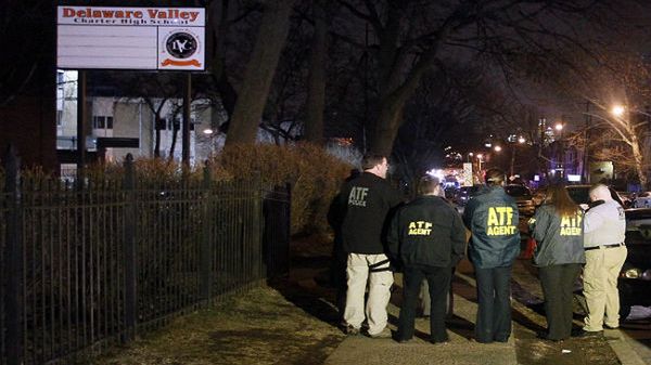 Funkcjonariusze przed szkoła, w której miała miejsce strzelanina