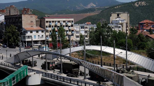 Główny most na rzece Ibar, która dzieli miasto na dwie części