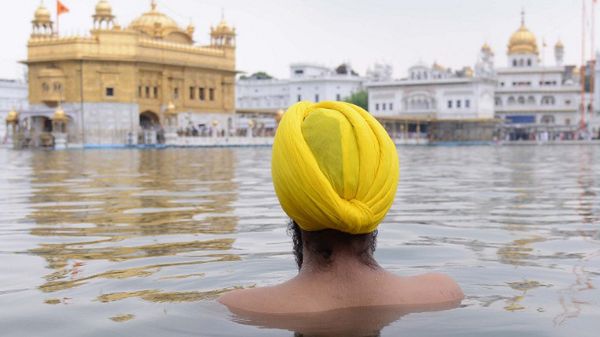 Sikh modli się przed Złotą Świątynią w Amritsar, 2012 rok