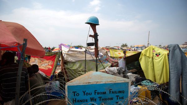 Pomnik poległych żołnierzy sił pokojowych w prowizorycznym obozie dla uchodźców wewnętrznych w Dżubie