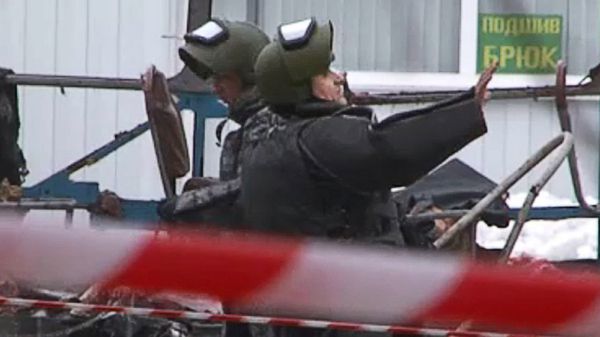 Rosyjscy eksperci przy wraku trolejbus zniszczonego w wyniku zamachu w Wołgogradzie, 30 grudnia 2013 r. Rosjanie obawiają się kolejnych takich ataków