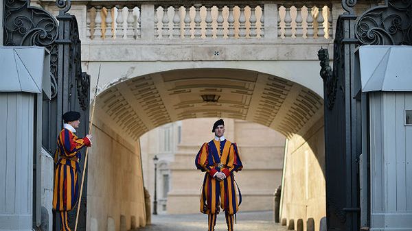 Gwardia Szwajcarska u bram Watykanu