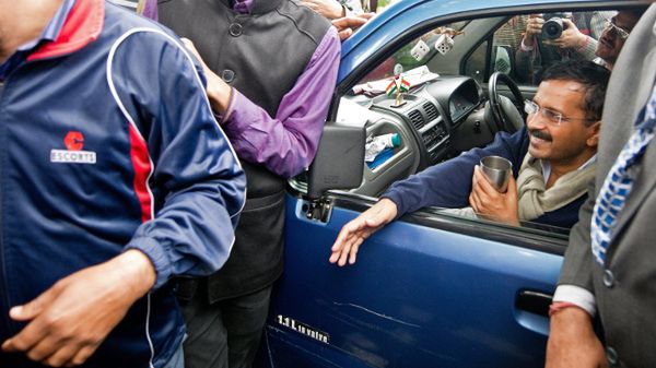 Arvind Kejriwal (w samochodzie)