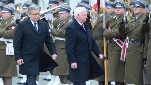 Prezydent Bronisław Komorowski podczas powitania gubernatora generalnego Kanady Davida Johnstona