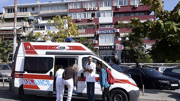 Karetka przed hotelem w Skopje, w którym zatrzymał się Brytyjczyk