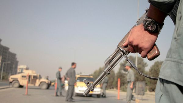 Afgańskie siły przy punkcie kontrolnym w Kabulu