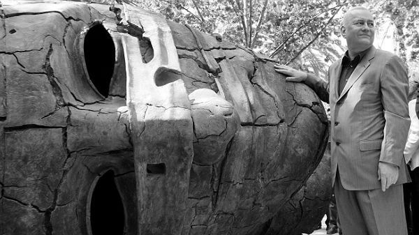 Polski rzeźbiarz Igor Mitoraj pozuje przy jednej ze swoich rzeźb (zdj. arch.)