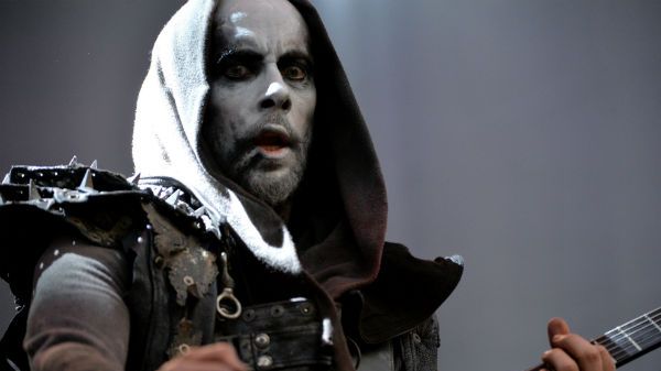 Adam "Nergal" Darski podczas koncertu swojego zespołu Behemoth