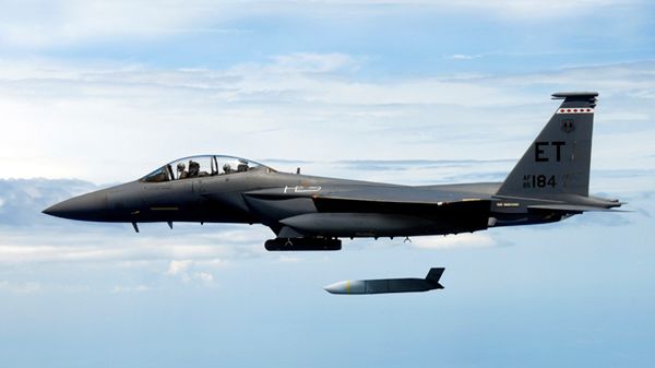 Pocisk AGM-158 JASSM odpalany przez F-15E Strike Eagle