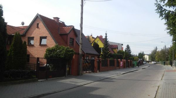Zdjęcie ilustracyjne pokazujące zabudowę szeregową  w Gdańsku, czyli miejsce podobne do tego, w którym doszło do akcji