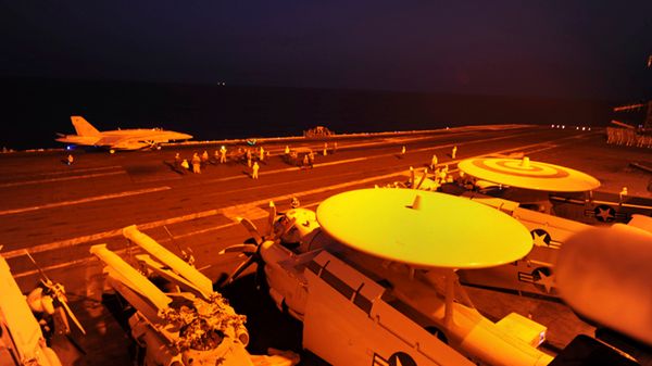 Lotniskowiec USS George H. W. Bush, który bierze udział w atakach na Państwo Islamskie