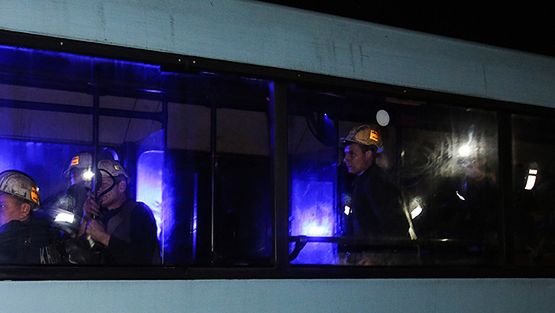 Ratownicy górniczy w autobusie przed Kopalnią Węgla Kamiennego "Wesoła" w Mysłowicach