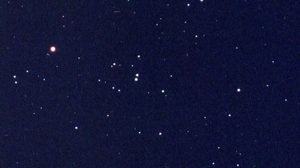 Aldebaran na tle Hiad (duży czerwonawy punkt po lewej stronie)