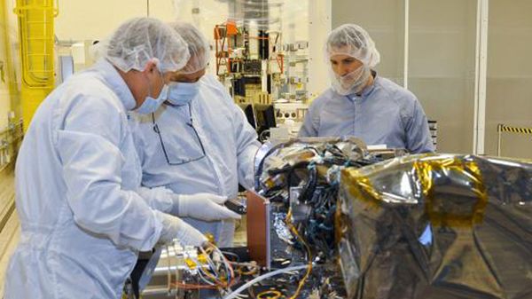 Inżynierowie firmy Lockheed Martin w Denver (USA) instalują instrument Solar Ultraviolet Imager (SUVI) na satelicie GOES-R.