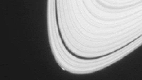 Fragment pierścieni Saturna. Przy zewnętrznym brzegu pierścienia A można dostrzec zaburzenie wywołane być może uformowanym niedawno nowym księżycem