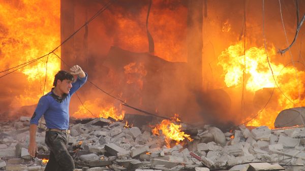 Pożar po rzekomym nalocie proreżimowych sił powietrznych na Aleppo