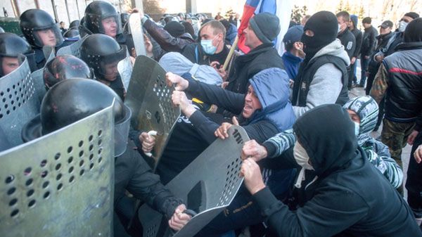 Starcia prorosyjskich demonstrantów z milicją w Doniecku
