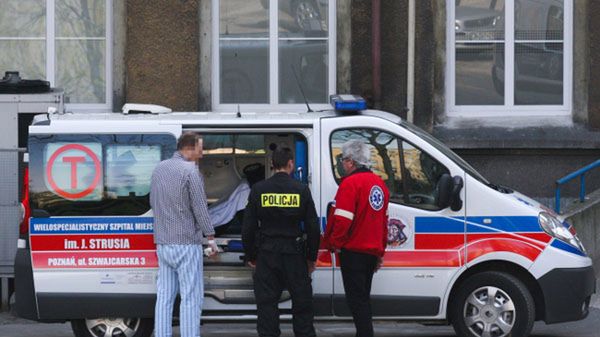 Karetka, która przetransportowała do szpitala Zbigniewa R.