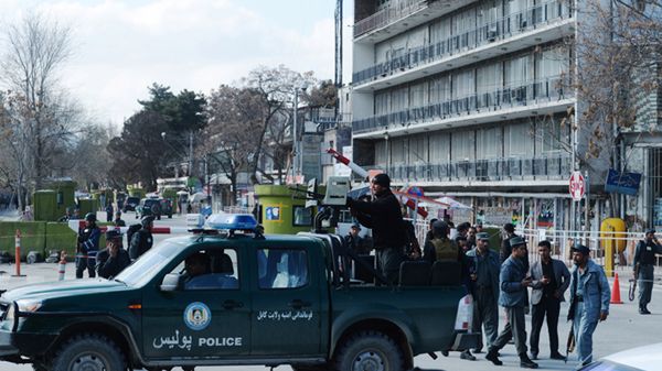 Policja przed budynkiem MSW po zamachu