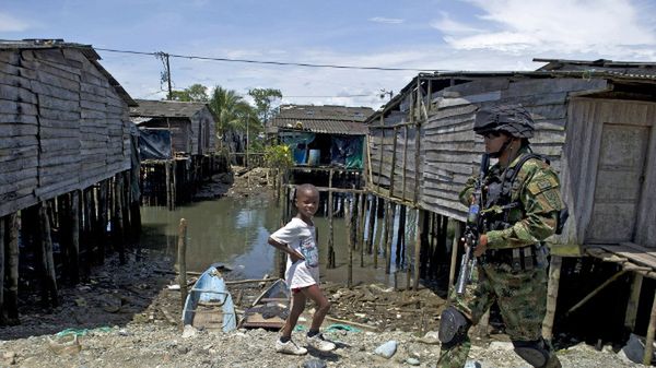 Kolumbijski żołnierz piechoty morskiej w porcie miasta Buenaventura