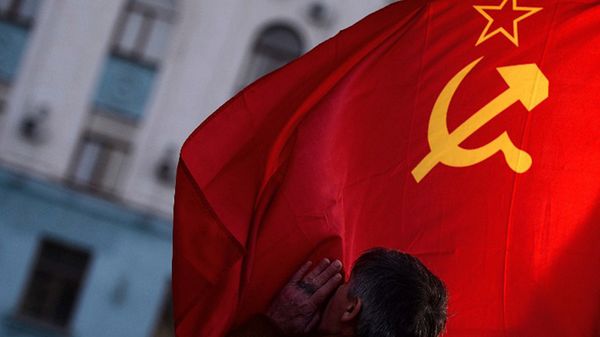 Mężczyzna całuje flagę ZSRR w centrum Symferopola w dniu referendum (16 marca)