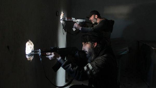 Opozycyjni bojownicy w Syrii - konflikt na Ukrainie odbije się także na tym kraju, uważa ekspert Tomasz Otłowski