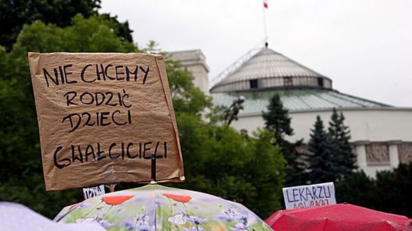 Protest pod hasłem "Opieka medyczna, a nie watykańska!"