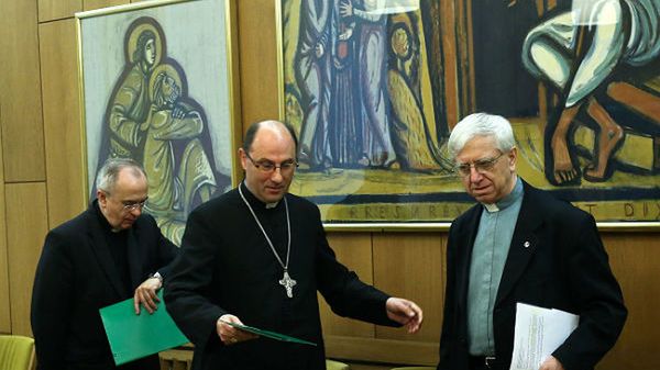 Metropolita gnieźnieński, prymas Polski abp Wojciech Polak, koordynator KEP ds. ochrony dzieci i młodzieży o. Adam Żak SJ oraz rzecznik Konferencji Episkopatu Polski ks. Józef Kloch