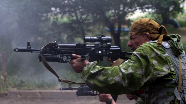 Prorosyjscy separatyści podczas ataku na siedzibę ukraińskiej straży granicznej w Ługańsku; 2 czerwca