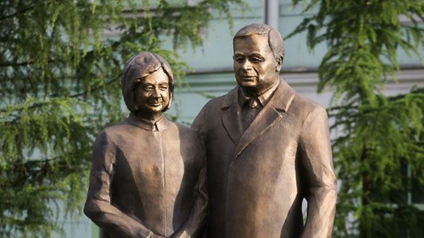 Pomnik Lecha i Marii Kaczyńskich w Radomiu