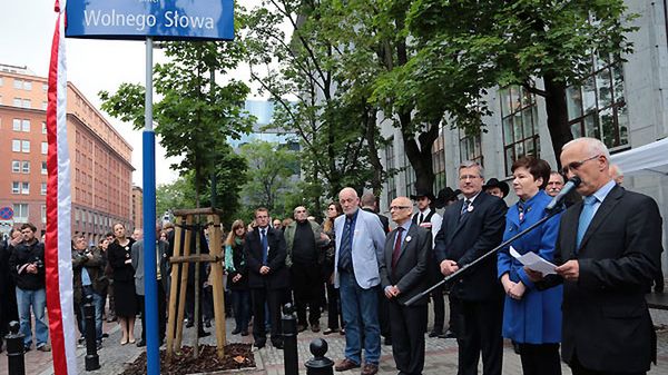 Uroczystość nadania nazwy "Skweru Wolnego Słowa&#8221; placowi przy siedzibie dawnej cenzury przy ul. Mysiej w Warszawie